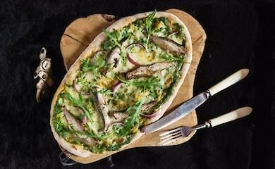 Розповідаємо, як приготувати піцу зі шпротами