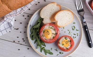 Як приготувати яєчню в помідорах?