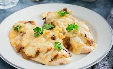 Як приготувати куряче філе з грибами?