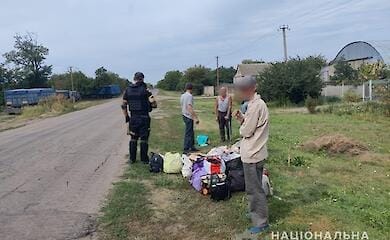 Літні люди йшли пішки і вбрід переходили річку, щоб вибратися з-під окупації