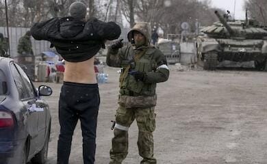 Российские чиновники контролируют фильтрационные лагеря в Украине