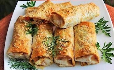 Рулетики с брынзой и помидорами: простой рецепт