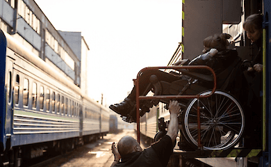 Як під час війни в Україні рятують людей з інвалідністю