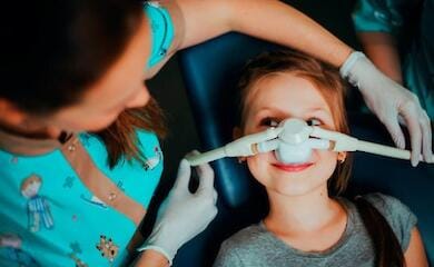 Как лечить зубы детям: полезные советы родителям
