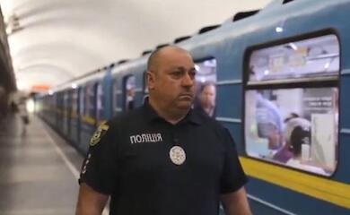 У Києві чоловік домагався дівчину прямо у вагоні метро