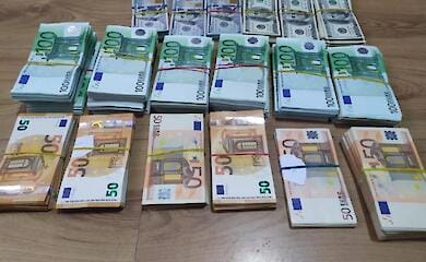 Українка намагалася вивести з України до Польщі велику суму грошей у бронежилеті