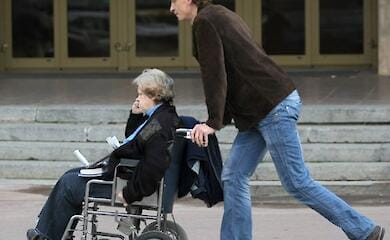 У ПФУ розповіли, чи зараховується до страхового стажу періоди догляду за людиною з інвалідністю