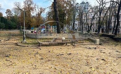 Російські ракети знищили дитячий майданчик у центрі Києва, пошкоджено університет, музей та вокзал