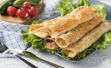 Трубочки из лаваша с курицей и яйцом: простой рецепт
