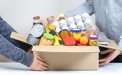 В Киеве приостановили выдачу продуктовых наборов пенсионерам и переселенцам