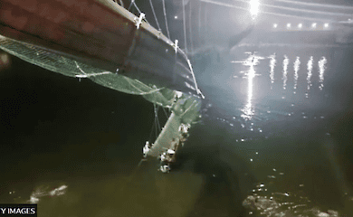 В Індії обрушився пішохідний міст: загинули десятки, більше сотні зникли безвісти