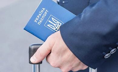 Кабмин разрешил продлевать срок действия паспортов и вносить в них данные о детях за границей 