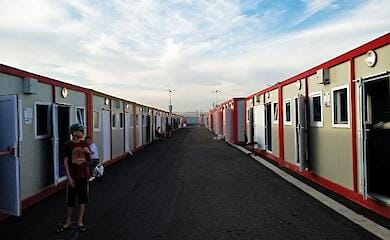 Українців у Болгарії поселили в контейнери