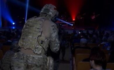 Не театр, а цирк: в России во время спектакля актеры в украинской форме взяли зрителей «в заложники»