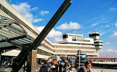 У берлінському аеропорту українців поселять у наметовому містечку