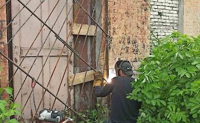 В Черкасской области депутат заварил дверь в церковь