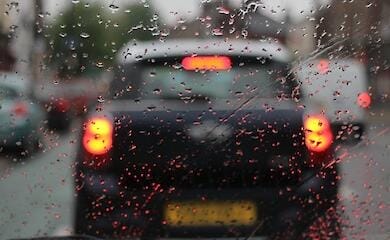 В Києві водіїв попереджають про небезпеку