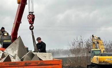 Гайдай: Окупанти везуть у Сватове 200 вантажівок із "зубами дракона"