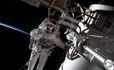 Американські астронавти вийшли у відкритий космос для монтажу сонячних батарей МКС 