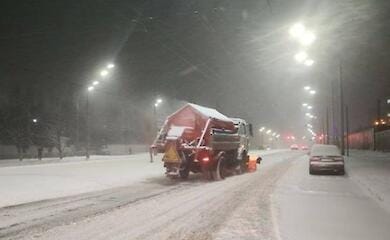 Киев засыпало снегом — водителей просят быть осторожными