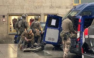 Вооруженное нападение в Дрездене: мужчина забаррикадировался в ТЦ, захватив заложников