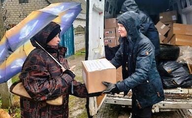 Шведская актриса Алисия Агнесон привезла гуманитарную помощь в село под Николаевом