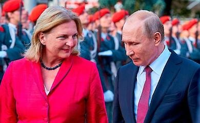 Экс-глава МИД Австрии восхитилась зимней Москвой. Ей ответил премьер Польши