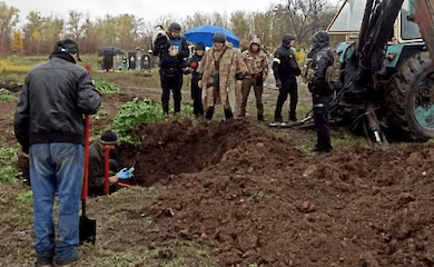 У Херсонській області знайшли ще одне масове поховання з мирними жителями