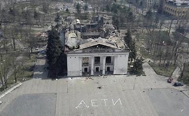 У Маріуполі зносять драмтеатр, який розбомбили росіяни