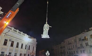 В Одессе демонтировали памятники Екатерине и Суворову
