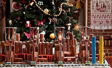 Американка відтворила з пряників зруйновані будівлі Маріуполя