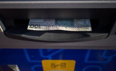 Кого из украинцев в Польше попросят вернуть выплаты