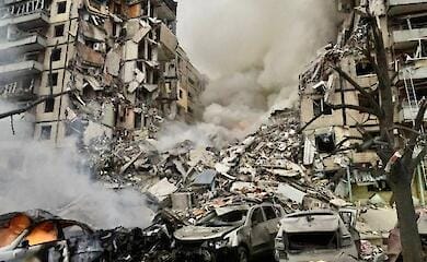 Предварительно 10 человек ранены во время атаки РФ жилого дома в Днепре