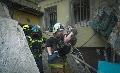 У Дніпрі з-під завалів вдалося врятувати жінку 