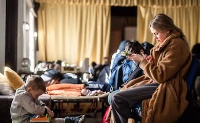 Допомога на проживання, оплата комуналки та гранти бізнесу: як допомагають переселенцям в Україні?