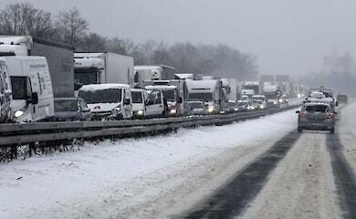 На трассе Одесса-Рени сотни грузовиков застряли в пробке 