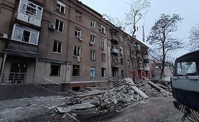 В ГСЧС опубликовали фото последствий ракетного удара по жилому дому в Краматорске