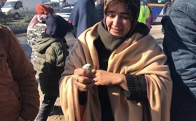 В Турции спасли 13-летнего мальчика, который пролежал под завалами 55 часов с попугайчиком в руках
