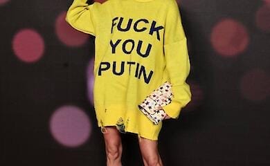Українська супермодель Аліна Байкова на відкритті Тижня моди з'явилася в сукні зі зверненням до Путіна