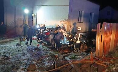 На Львовщине водитель авто с пассажирами врезался в стену жилого дома