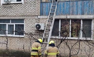 Маленький ребенок случайно закрыл маму на балконе