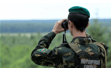 Украинские военные повесили на дерево "манекена Валеру" в российской форме, белорусы отомстили