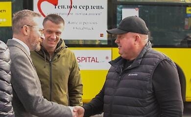 У Києві відкрили "Пункт Незламності" на базі автобуса "Мерседес"