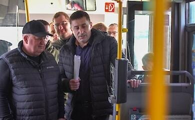 У Києві відкрили "Пункт Незламності" на базі автобуса "Мерседес"