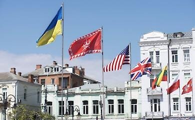 Исторически близкими украинцы считают поляков