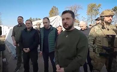 Зеленский посетил Херсон: пообщался с местными и показал поврежденный энергообъект