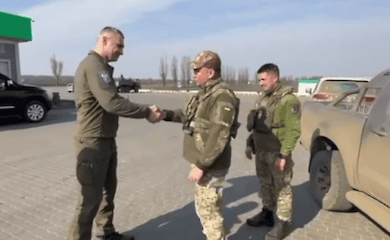 Кличко поехал на фронт: поддержал военных и передал помощь