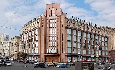 В центре Киева возле ЦУМа на ходу загорелся автомобиль
