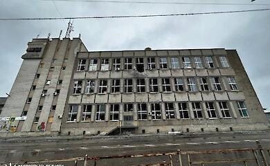 Уночі російські окупанти знову обстріляли Херсон. Зруйновано лікарню та пошту
