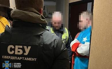 Жили в Польщі та виманювали гроші з мешканців фронтових регіонів України – СБУ затримала зловмисників